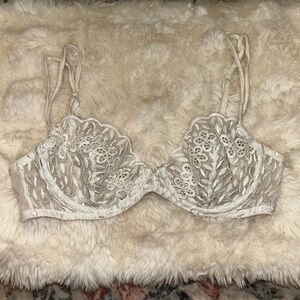 On gossamer scalloped floral lace bra